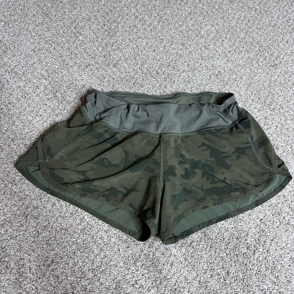 LULULEMON Womens Shorts Size 8 Black Green Camo Speed Up 2.5" Lined  Zip Pocket - Picture 1 of 5